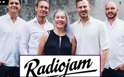 Få opp stemningen på julebordet med Radiojam